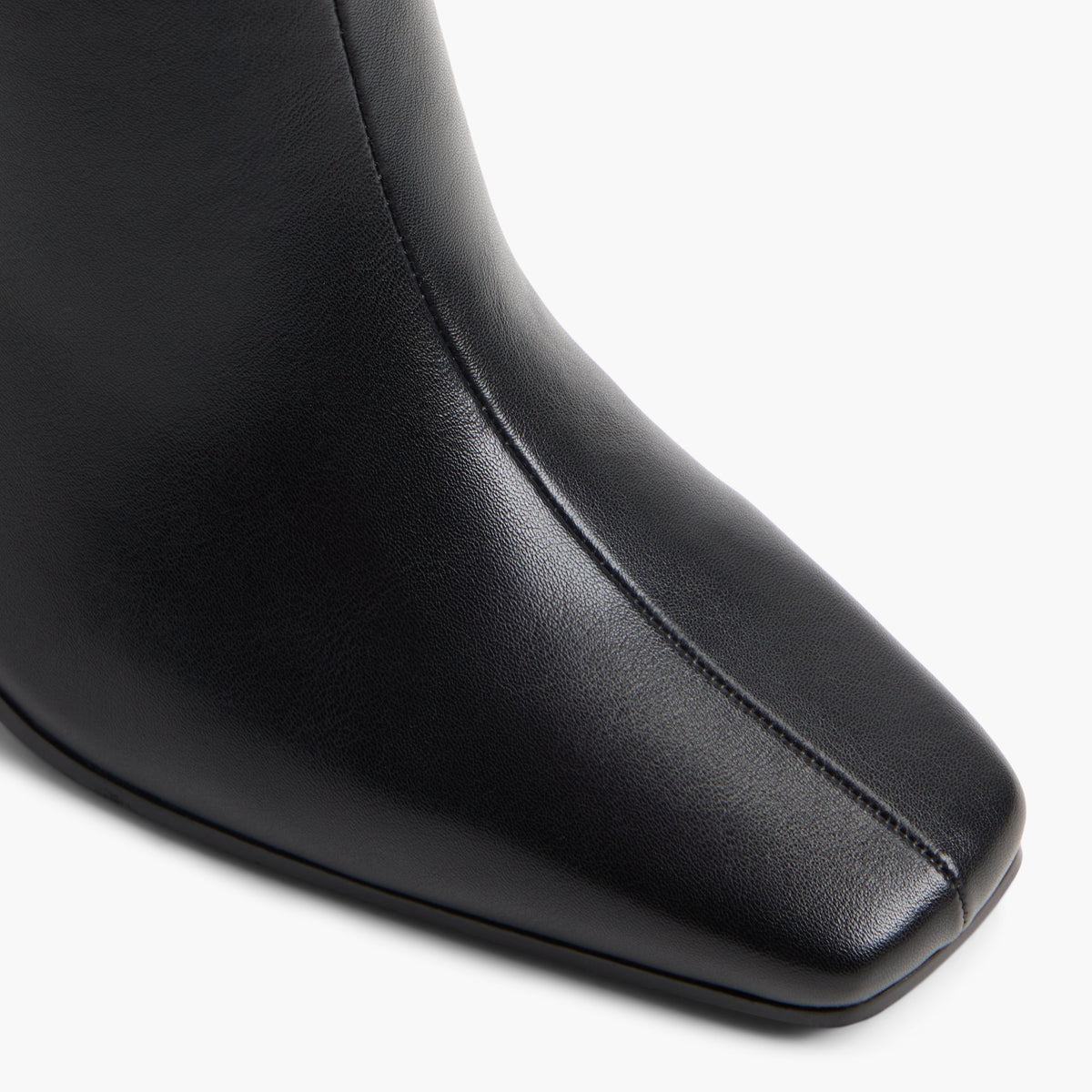 Gros plan de la Noir Nyxen Bottes hautes