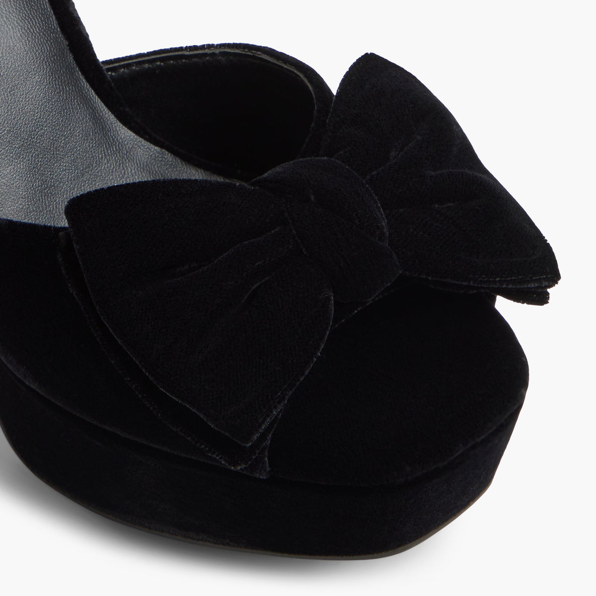 Gros plan de la Noir Delory Sandales plateforme