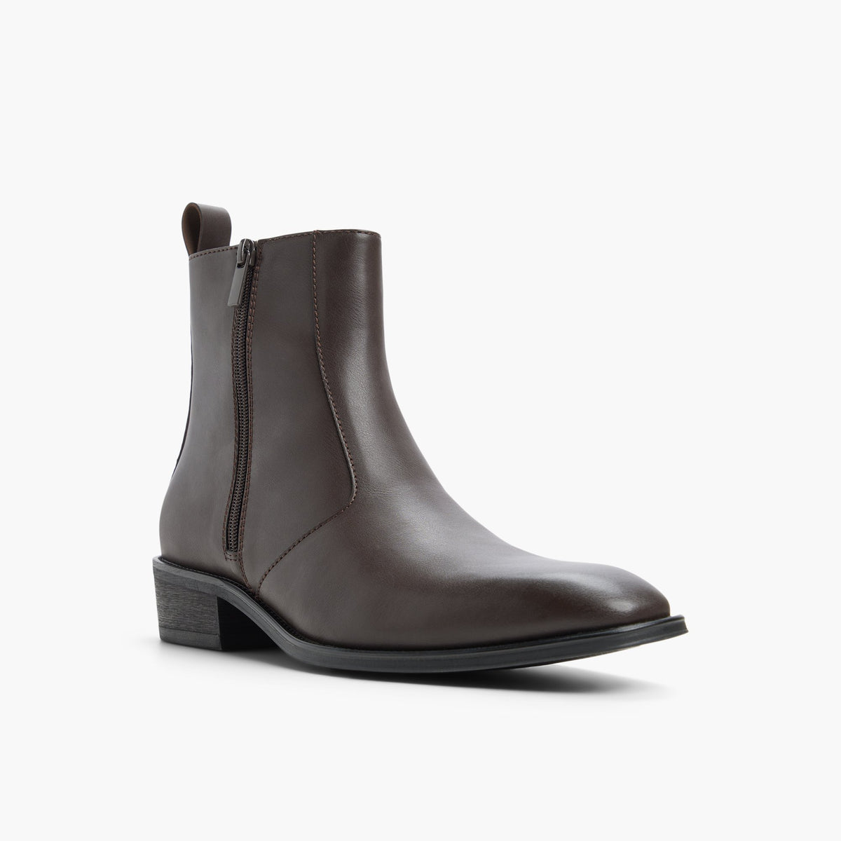 Angle de trois quarts de la face avant de Brun foncé Rigby Boots