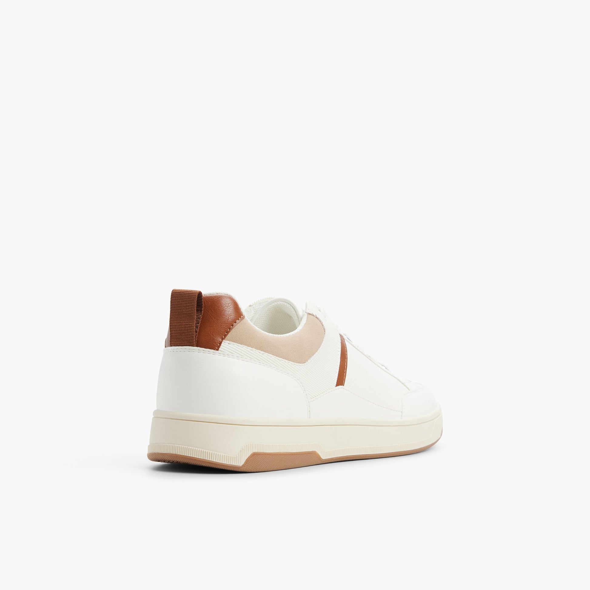 Angle de trois quarts de l'arrière de Blanc Booster Sneakers