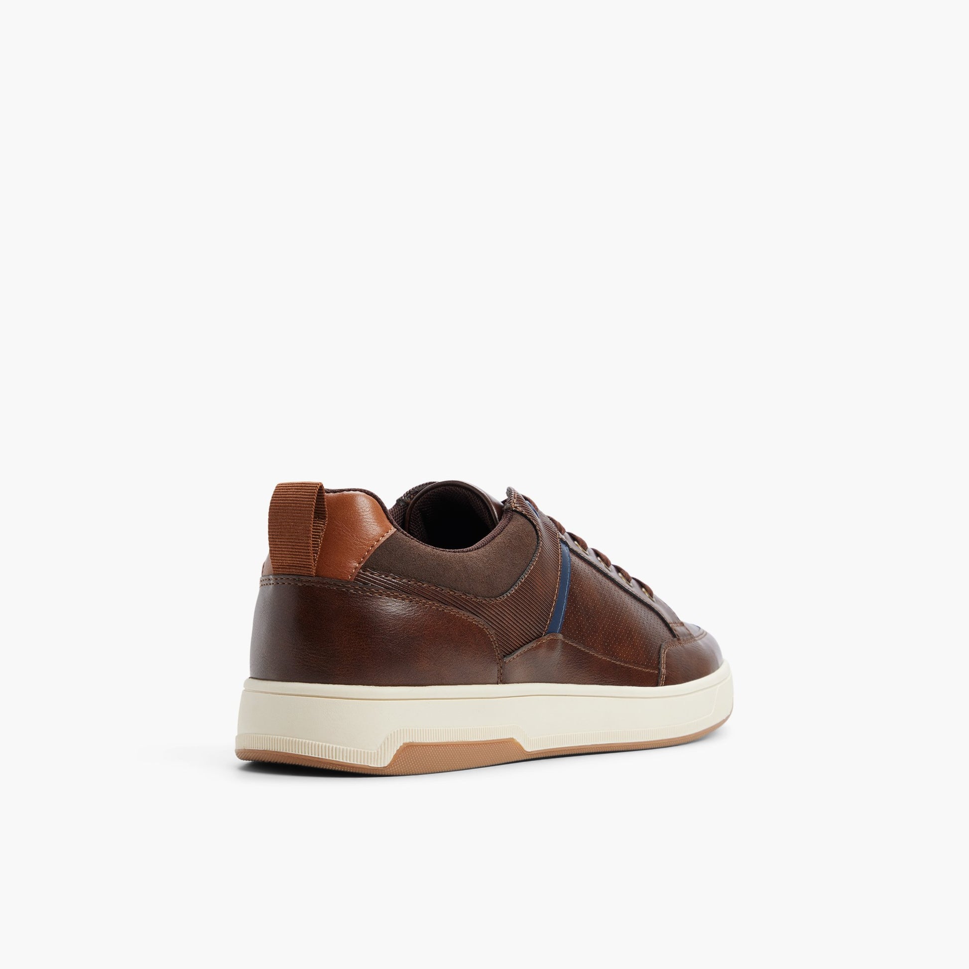 Angle de trois quarts de l'arrière de Brun Booster Sneakers