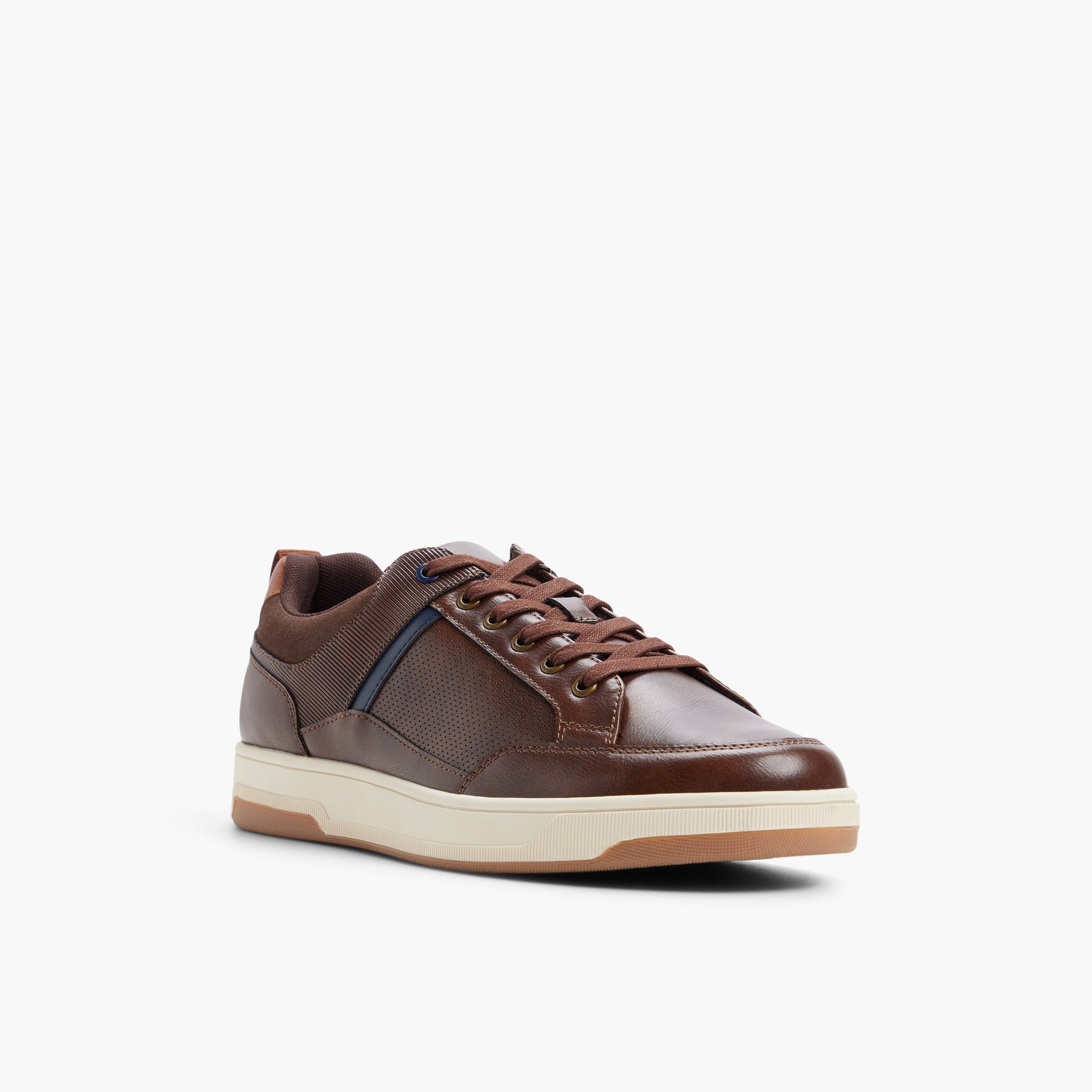 Angle de trois quarts de la face avant de Brun Booster Sneakers