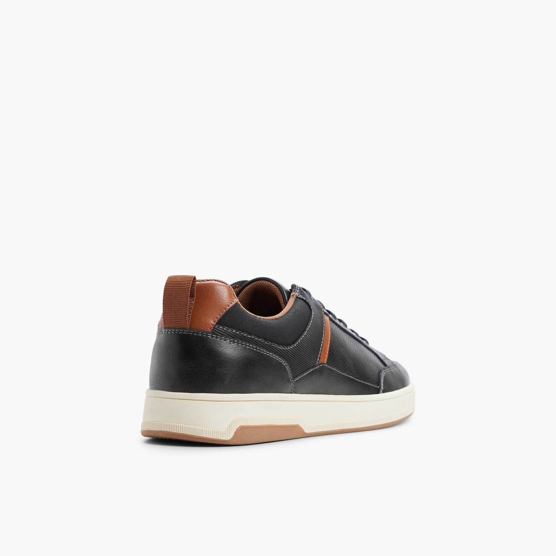 Angle de trois quarts de l'arrière de Noir Booster Sneakers