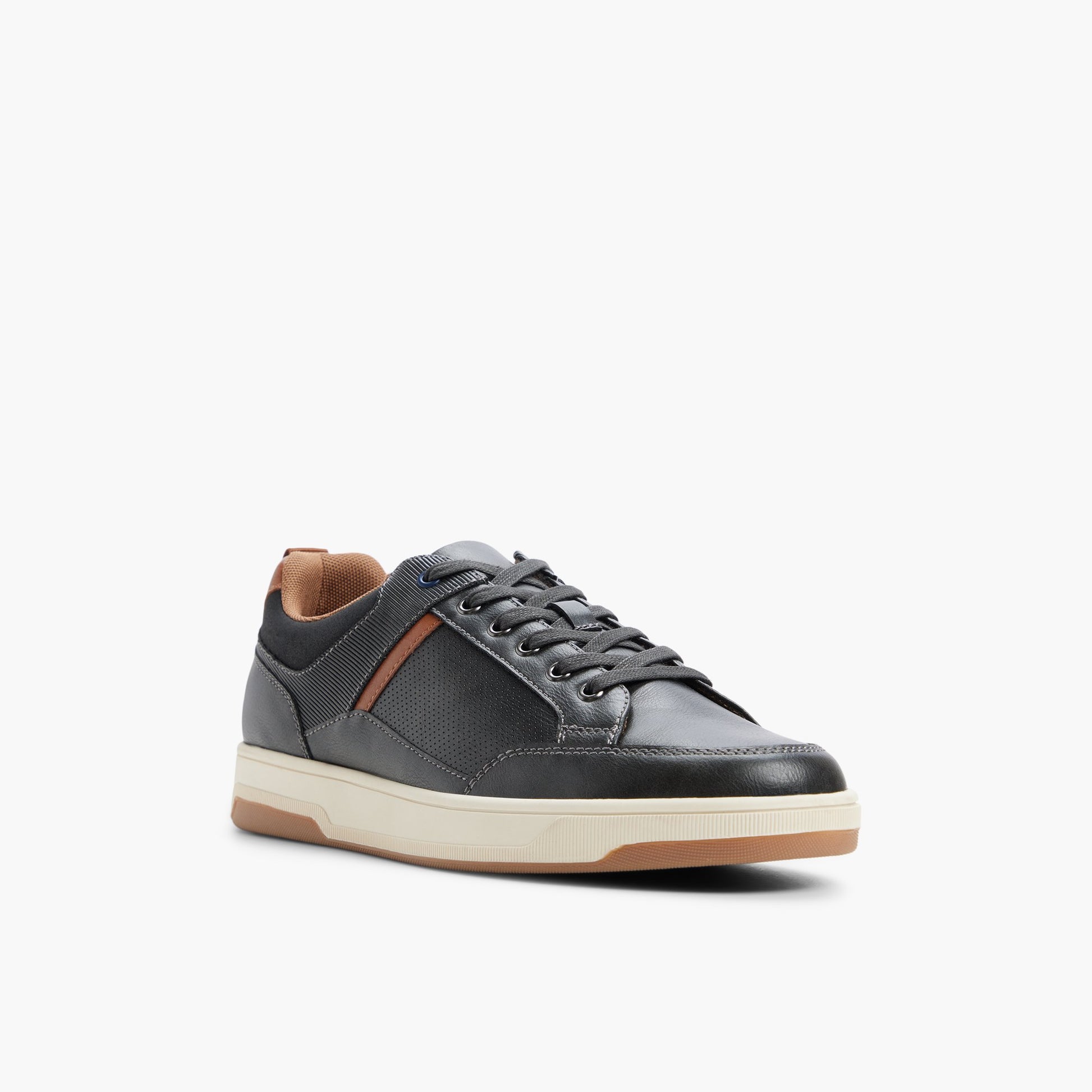 Angle de trois quarts de la face avant de Noir Booster Sneakers