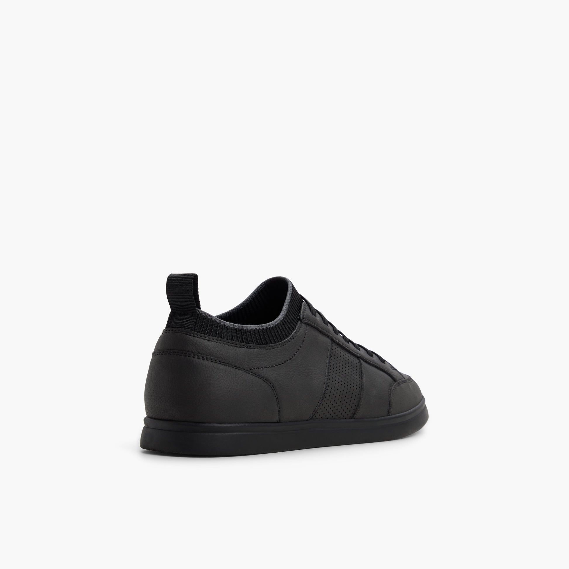 Angle de trois quarts de l'arrière de Noir Slippro Sneakers