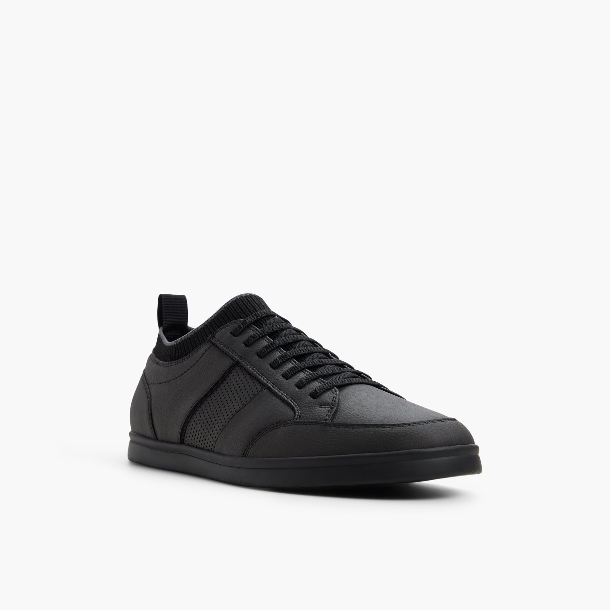 Angle de trois quarts de la face avant de Noir Slippro Sneakers