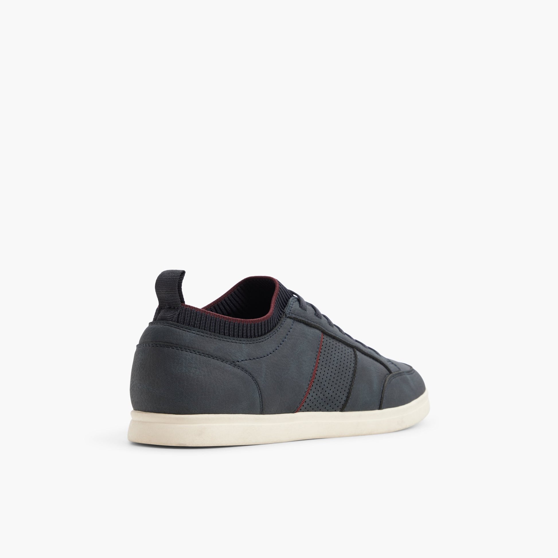 Angle de trois quarts de l'arrière de Bleu marine Slippro Sneakers