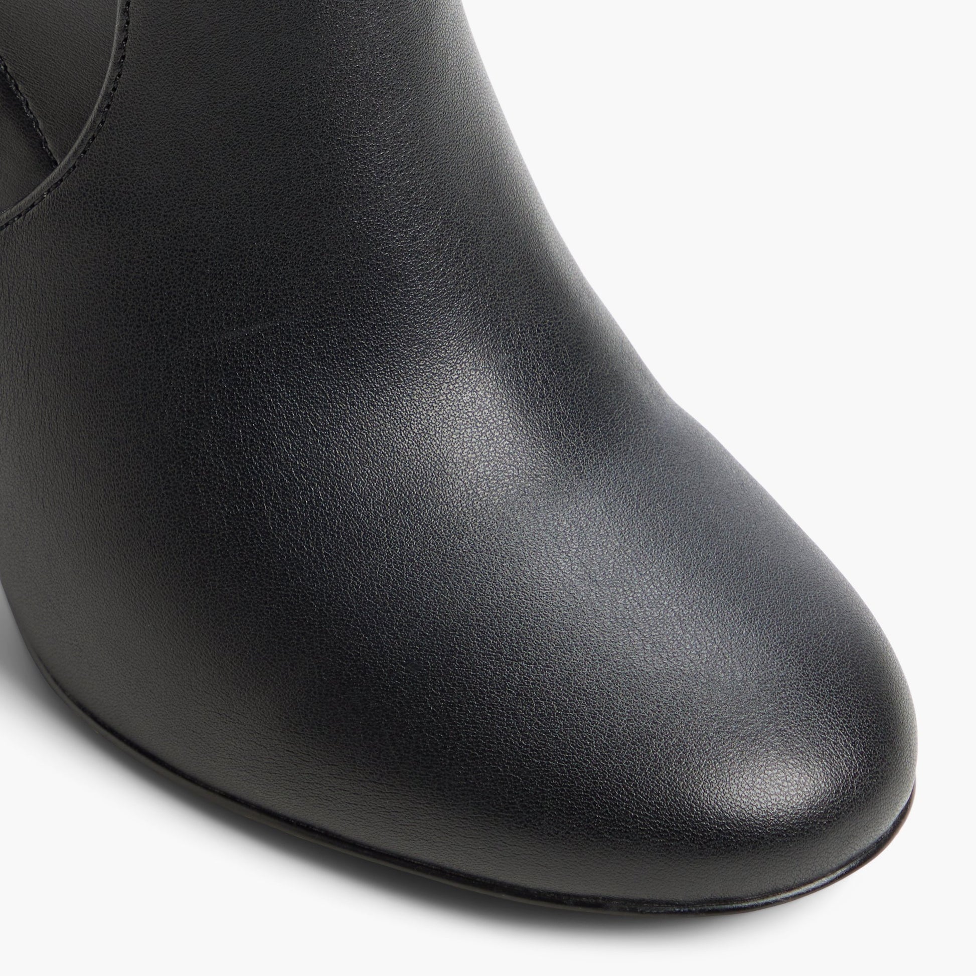 Gros plan de la Noir Elvire Bottes hautes