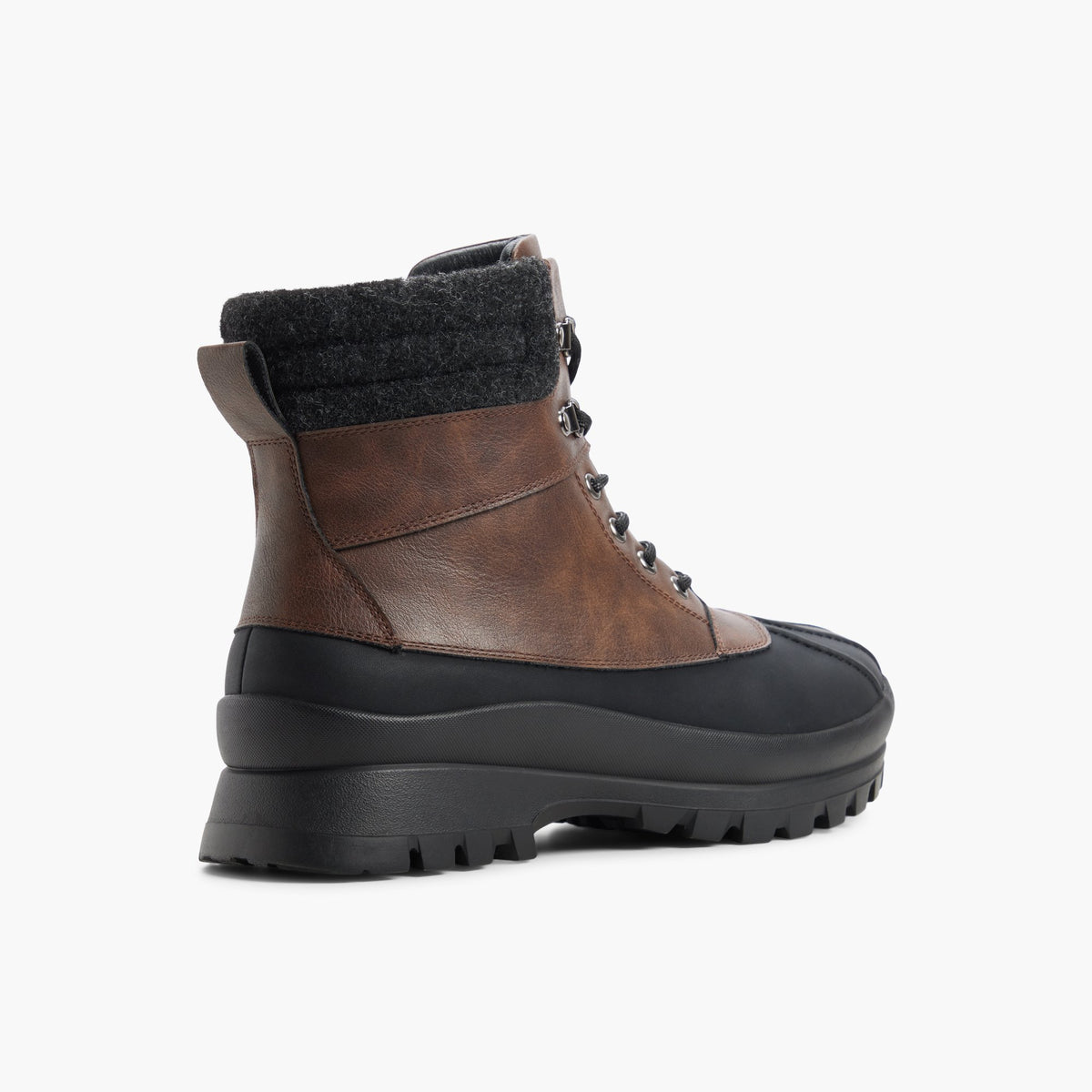 Angle de trois quarts de l'arrière de Brown Midlander Bottes à lacets