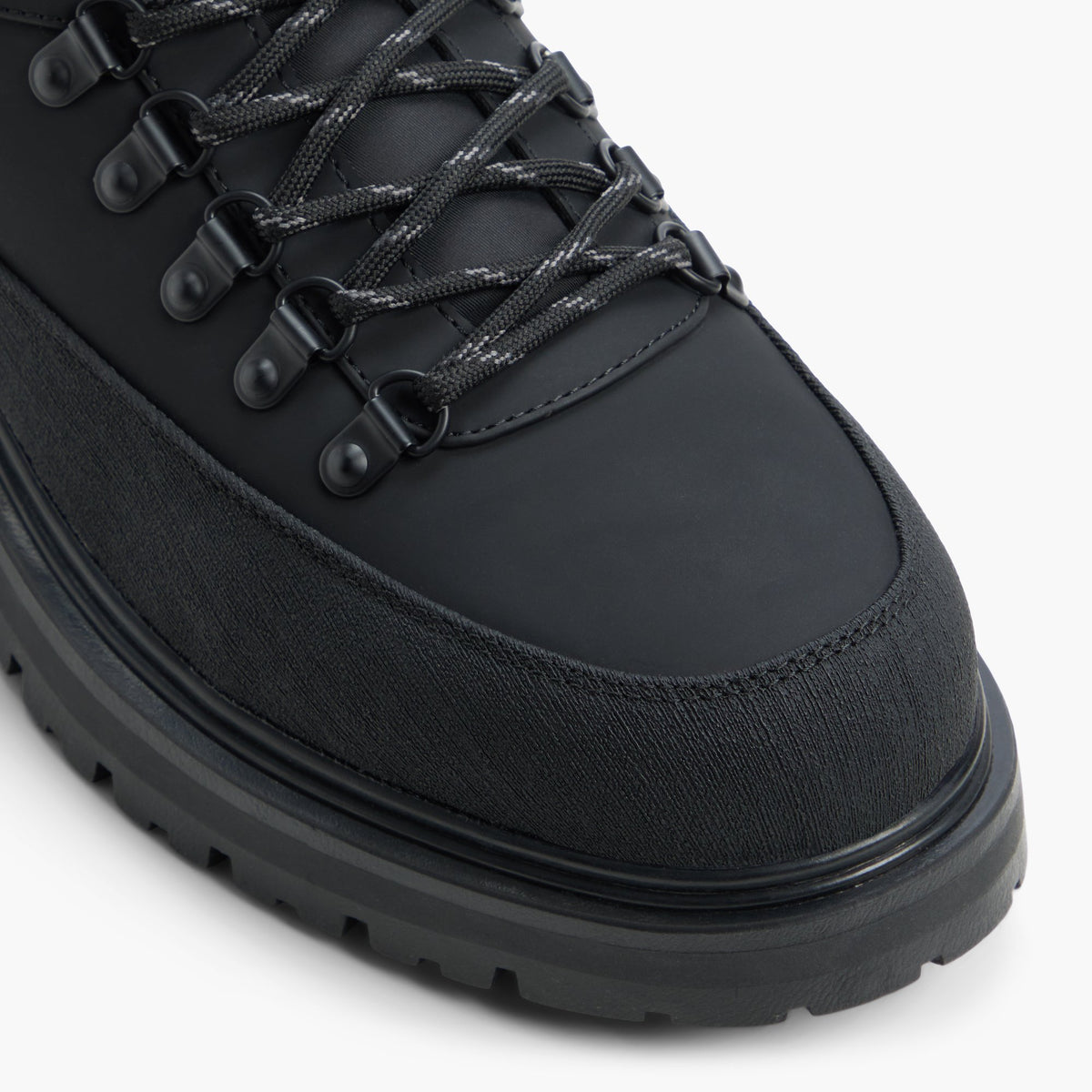 Gros plan de la Black Forged Bottes à lacets