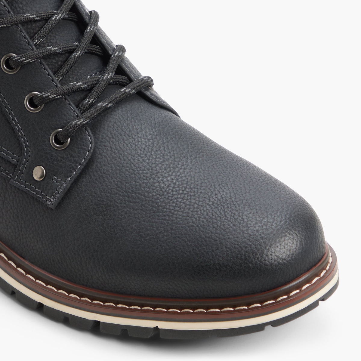 Gros plan de la Black Terrain Bottes à lacets