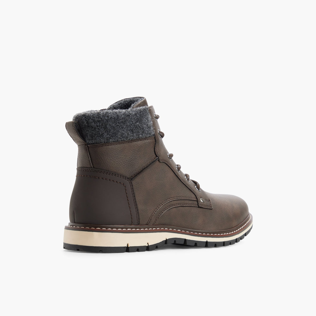Angle de trois quarts de l'arrière de Brown Terrain Bottes à lacets