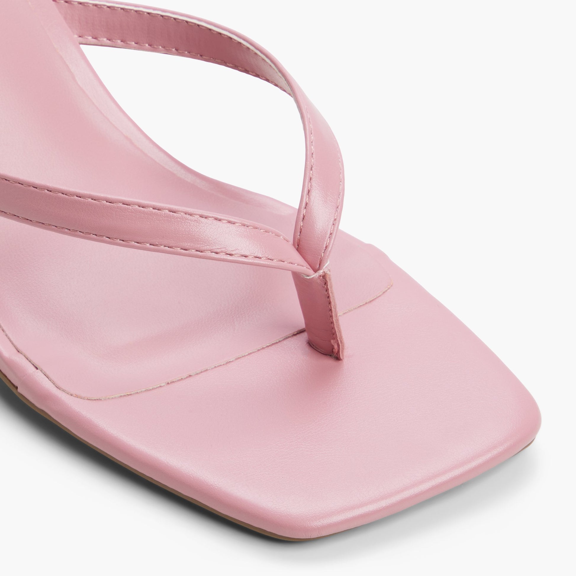 Gros plan de la Pink Luxa Sandales tong à talon