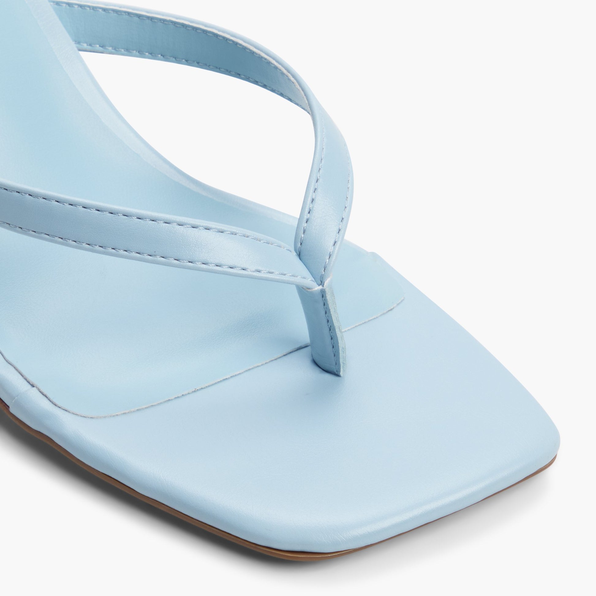 Gros plan de la Bright blue Luxa Sandales tong à talon